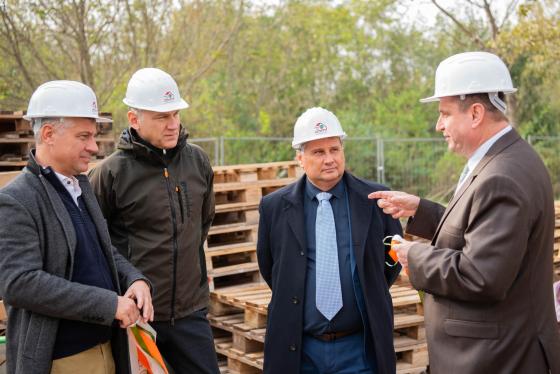 Kovács Péter polgármester, Szatmáry Kristóf országgyűlési képviselő és Szász József alpolgármester hallgatják Nyul Zoltán helyettes államtitkárt.