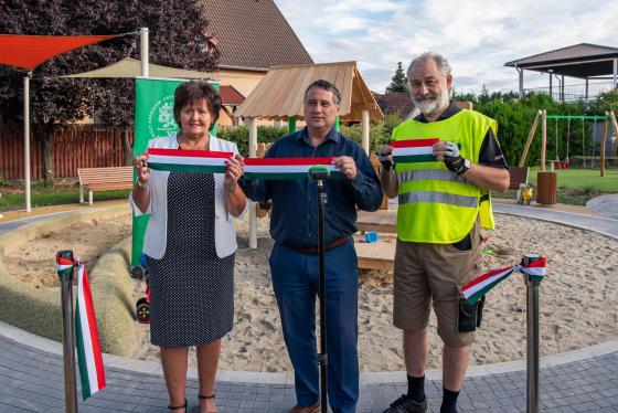 Zánkai Gabriella önkormányzati kapcsolattartó, Kovács Péter polgármester és Mizsei László önkormányzati képviselő a szalagátvágás után