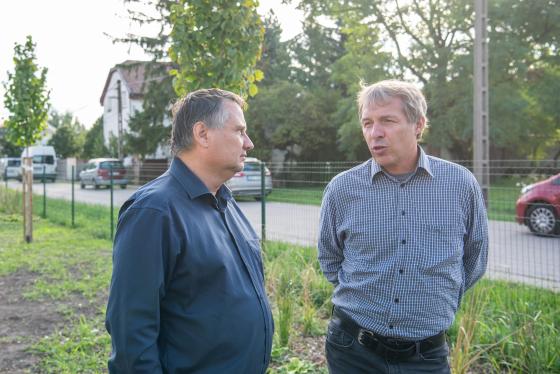Kovács Péter polgármester a kivitelezővel beszélget