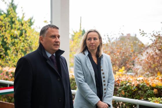 Kovács Péter polgármester beszédet mond.