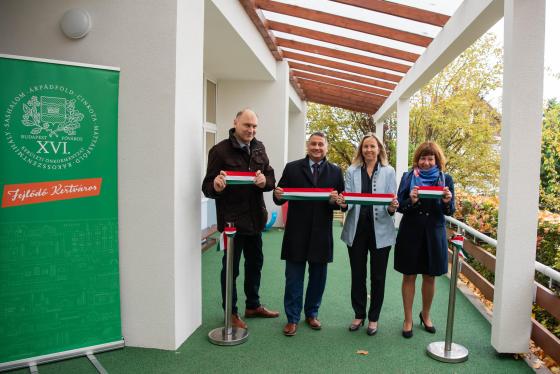 Kovács Péter polgármester, Ács Anikó alpolgármester, Szász József alpolgármester és Horváth-Veress Zsófia óvodavezető ünnepélyesen átvágják a nemzeti szalagot.