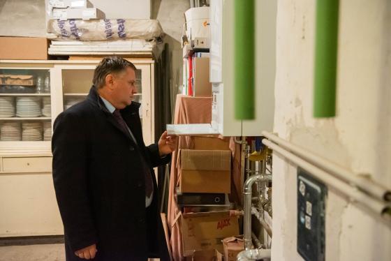 Kovács Péter polgármester az új kazánt ellenőrzi.