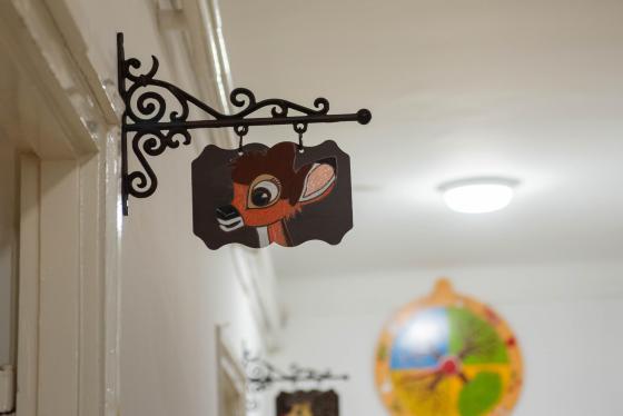 Óvodai csoportot jelző cégér.