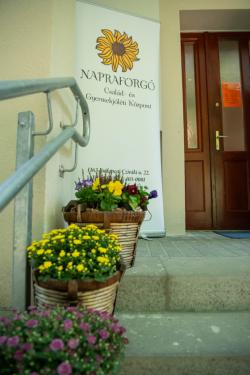 Virágok a felújított épület előtt