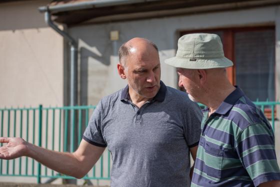 Szász József alpolgármester a környékbeliekkel beszélget.