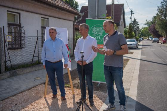 Kovács Péter polgármester, Szatmáry Kristóf országgyűlési képviselő és Szász József alpolgármester átadják a felújított Rózsalevél utcát.