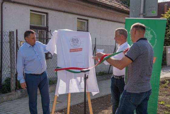 Kovács Péter polgármester, Szatmáry Kristóf országgyűlési képviselő és Szász József alpolgármester átadják a felújított Rózsalevél utcát.