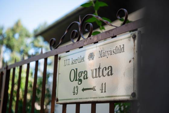 Utcatábla a kerítésen