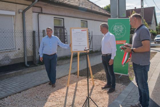 Kovács Péter polgármester, Szatmáry Kristóf országgyűlési képviselő és Szász József alpolgármester átadják a felújított Rózsalevél utcát.