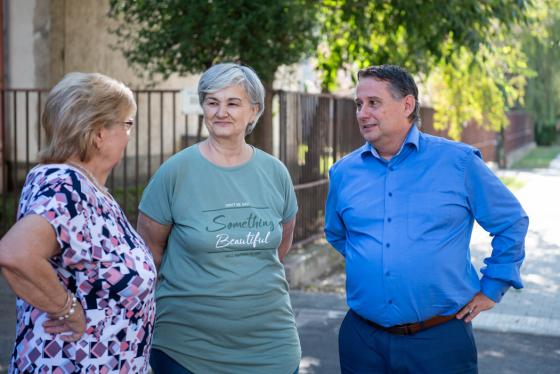 Kovács Péter polgármester az Olga utca átadóján a lakosokkal beszélget.
