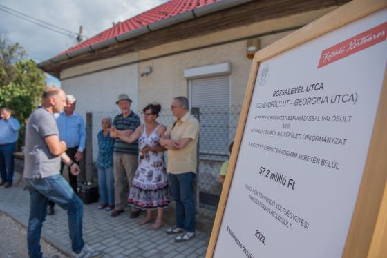 Szász József alpolgármester a környékbeliekkel beszélget.