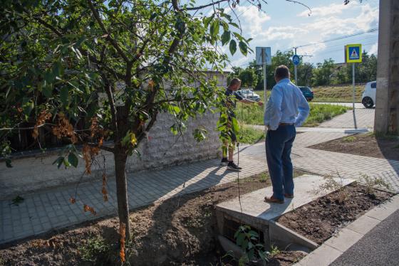 Kovács Péter polgármester szemléli az új utat.