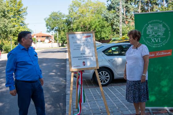 Kovács Péter polgármester és Dr. Környeiné Rátz Katalin leleplezik az Olga utca felújított szakaszát.