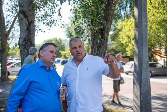 Kovács Péter polgármester az Olga utca átadóján a kivitelezővel beszélget.