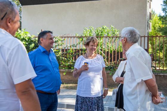 Kovács Péter polgármester az Olga utca átadóján a lakosokkal beszélget.