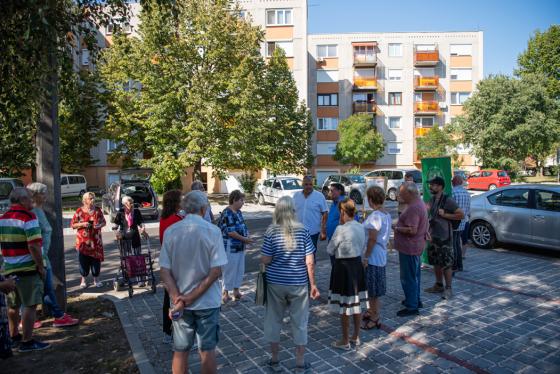 A lakosok beszélgetnek