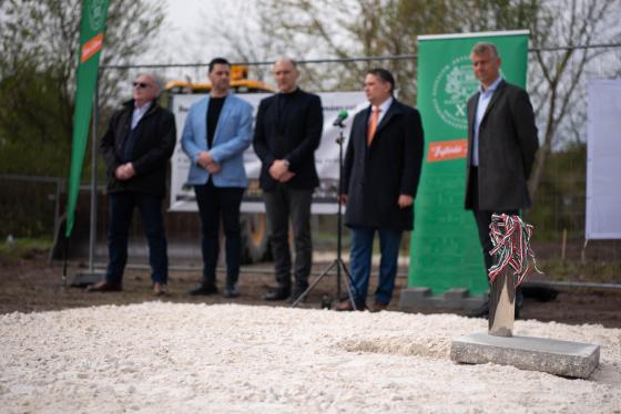 Megtörtént a Kertvárosi Idősotthon ünnepélyes alapkőletétele.
