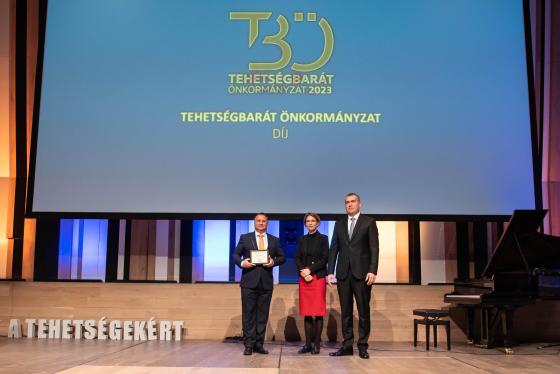 Kovács Péter polgármester átveszi a díjat