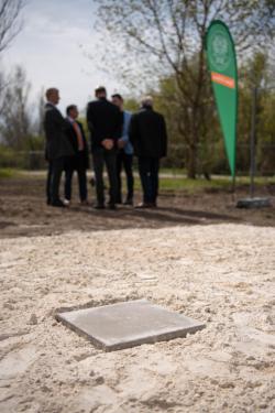 Az alapkő és háttérben a résztvevők