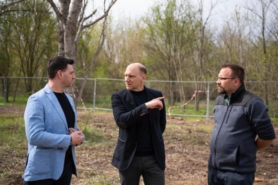 Szász József alpolgármester beszélget a kivitelezővel