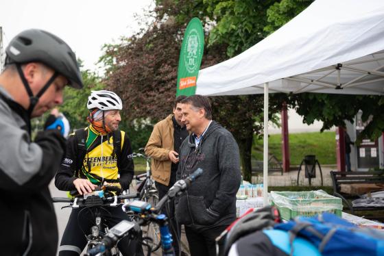 Kovács Péter polgármester biciklisekkel beszélget