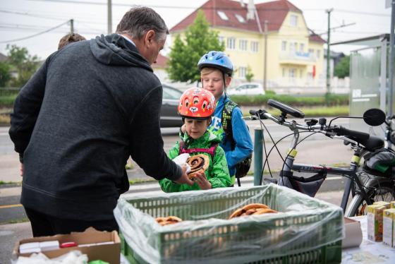 Kovács Péter polgármester biciklis gyerekekkel