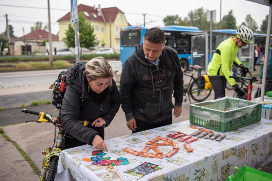 Kovács Péter polgármester egy kerékpáros hölggyel