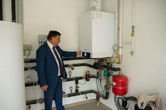 Kovács Péter polgármester a kazánházban