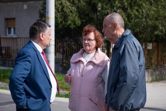 Kovács Péter polgármester beszélget az utca lakóival