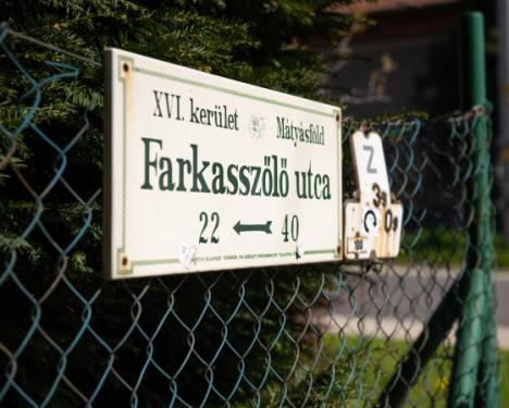 Farkasszőlő utcatábla a kerítésen