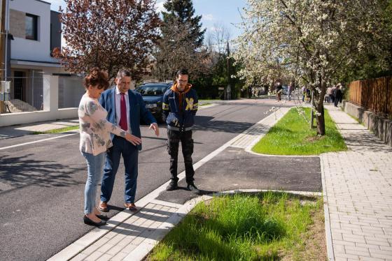 Kovács Péter polgármester beszélget a lakosokkal