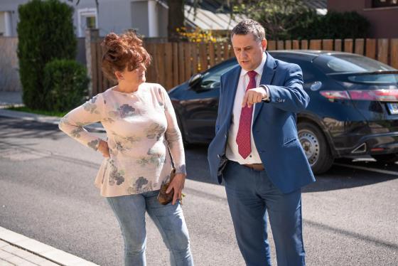 Kovács Péter polgármester beszélget az egyik lakóval