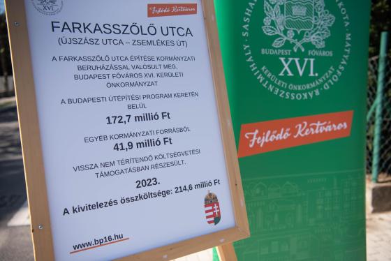 A leleplezett útátadó tábla