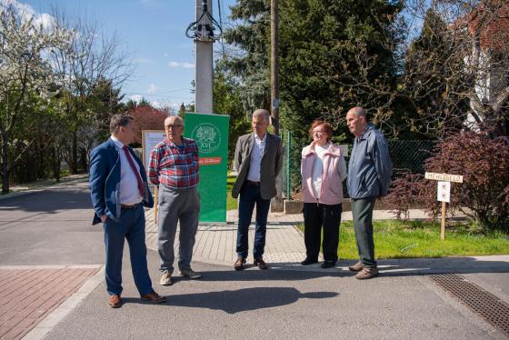 Kovács Péter polgármester és Szatmáry Kristóf országgyűlési képviselő beszélget a lakókkal