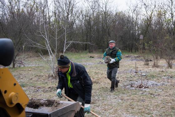 Építési törmeléket gyűjtenek az önkéntesek.