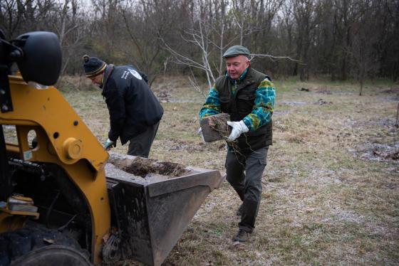 Építési törmeléket gyűjtenek az önkéntesek.