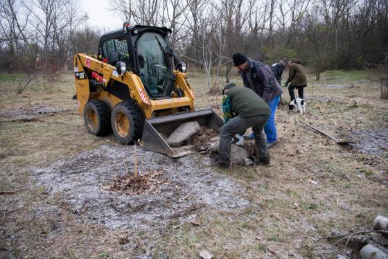Építési törmeléket gyűjtenek az önkéntesek.