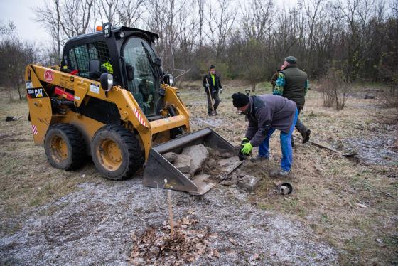 Építési törmeléket gyűjtenek az önkéntesek.
