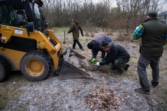 Építési törmeléket gyűjtenek az önkéntesek.