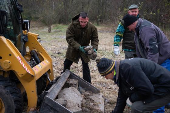 Építési törmeléket gyűjtenek az önkéntesek.