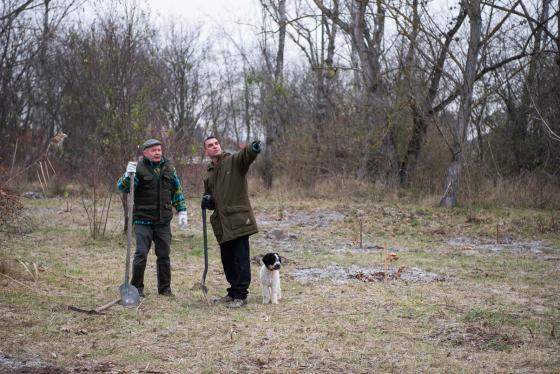 Ádám Attila István főkertész és egy önkéntes tárgyal.