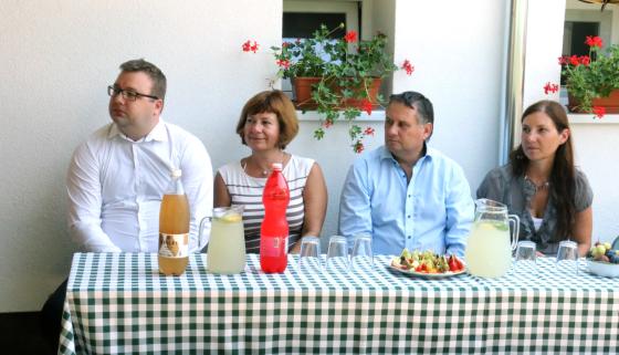 Horváth Ádám önkormányzati képviselő, Ács Anikó alpolgármester, Kovács Péter polgármester és Serf Szonja a Területi Szociális Szolgálat intézményvezetője hallgatja az ünnepi műsort.