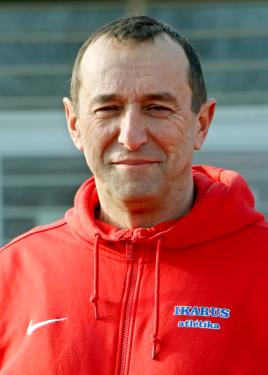 Ifjabb Tomhauser István edzés előtt.