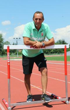 Ifjabb Tomhauser István edzés előtt.