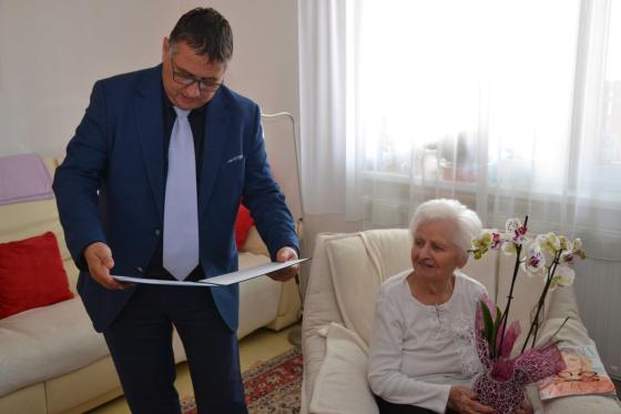 Kovács Péter polgármester köszönti Piroska nénit 95. születésnapja alkalmából.