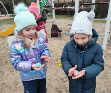 Gyerekek a a felújított Emma utcai játszótéren.