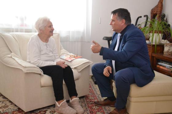 Kovács Péter polgármester köszönti Piroska nénit 95. születésnapja alkalmából.