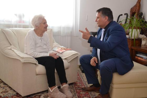 Kovács Péter polgármester köszönti Piroska nénit 95. születésnapja alkalmából.