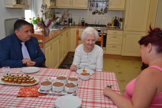 Kovács Péter polgármester köszönti Piroska nénit 95. születésnapja alkalmából.
