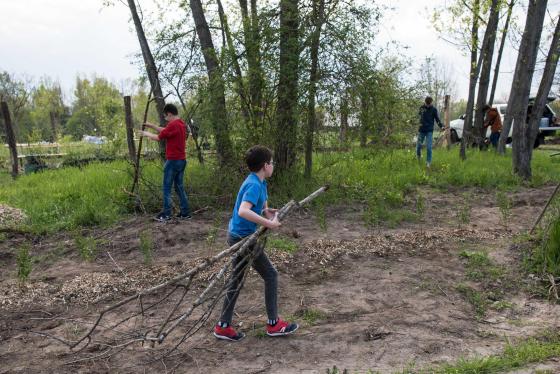 Önkéntesek segítették a fatelepítést az arborétumnál.